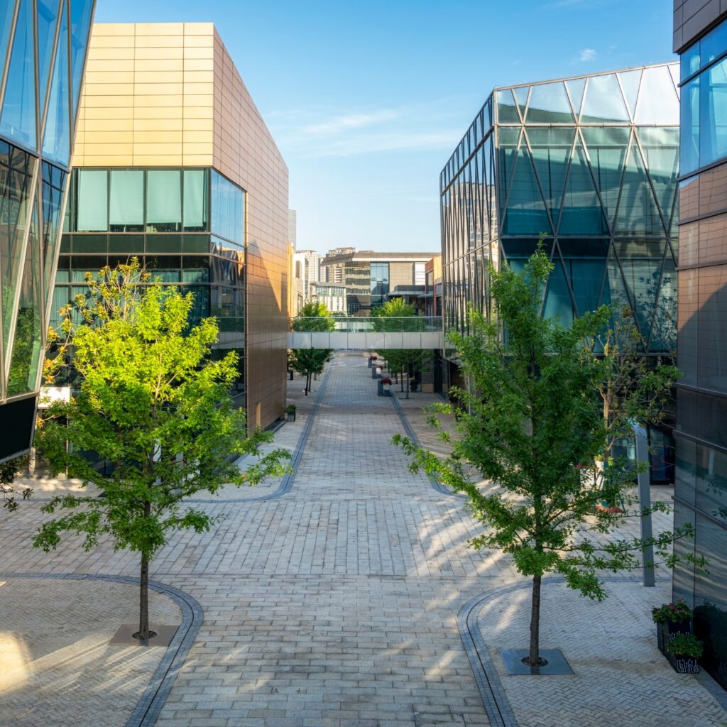 Immeuble de bureaux moderne à façade de verre, bâtiment concerné par le Décret Tertiaire