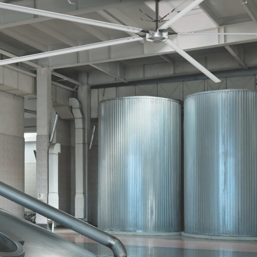 Déstratificateur HVLS Hunter suspendu au-dessus des cuves inox d'un chai de brasserie