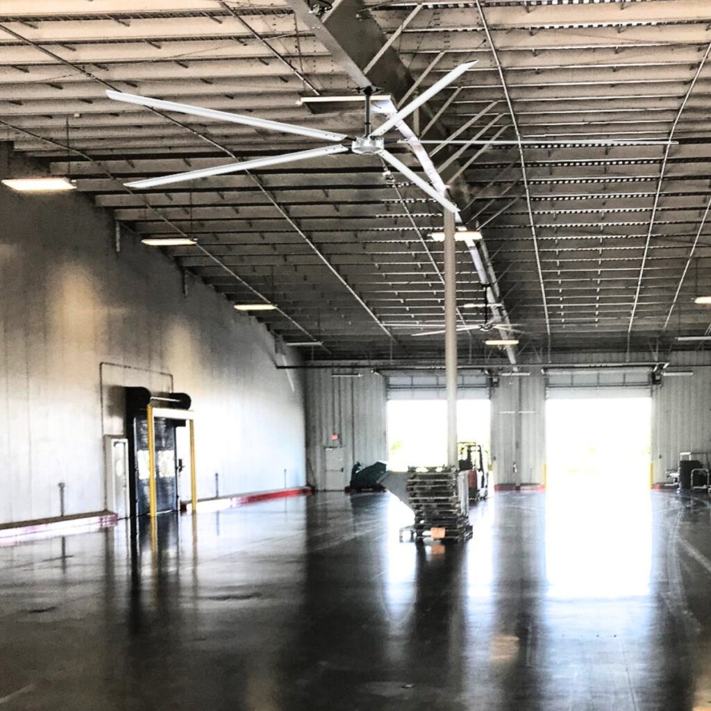 Déstratificateur HVLS au-dessus d'un quai de chargement en entrepôt logistique