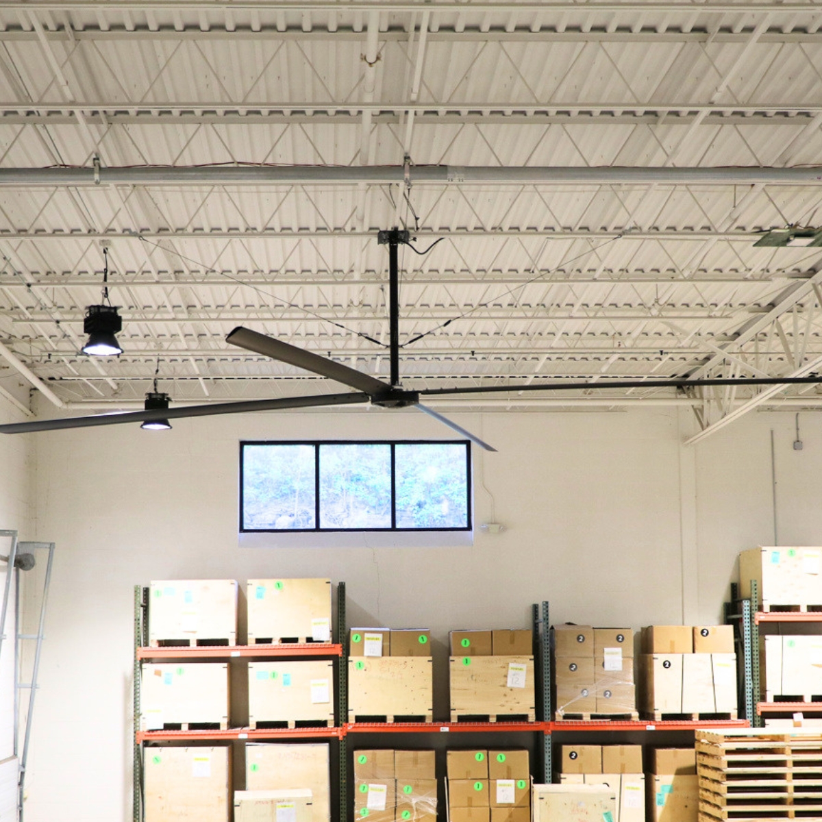 Déstratificateurs Hunter ECO au-dessus des rayonnages de stockage d'un entrepôt logistique