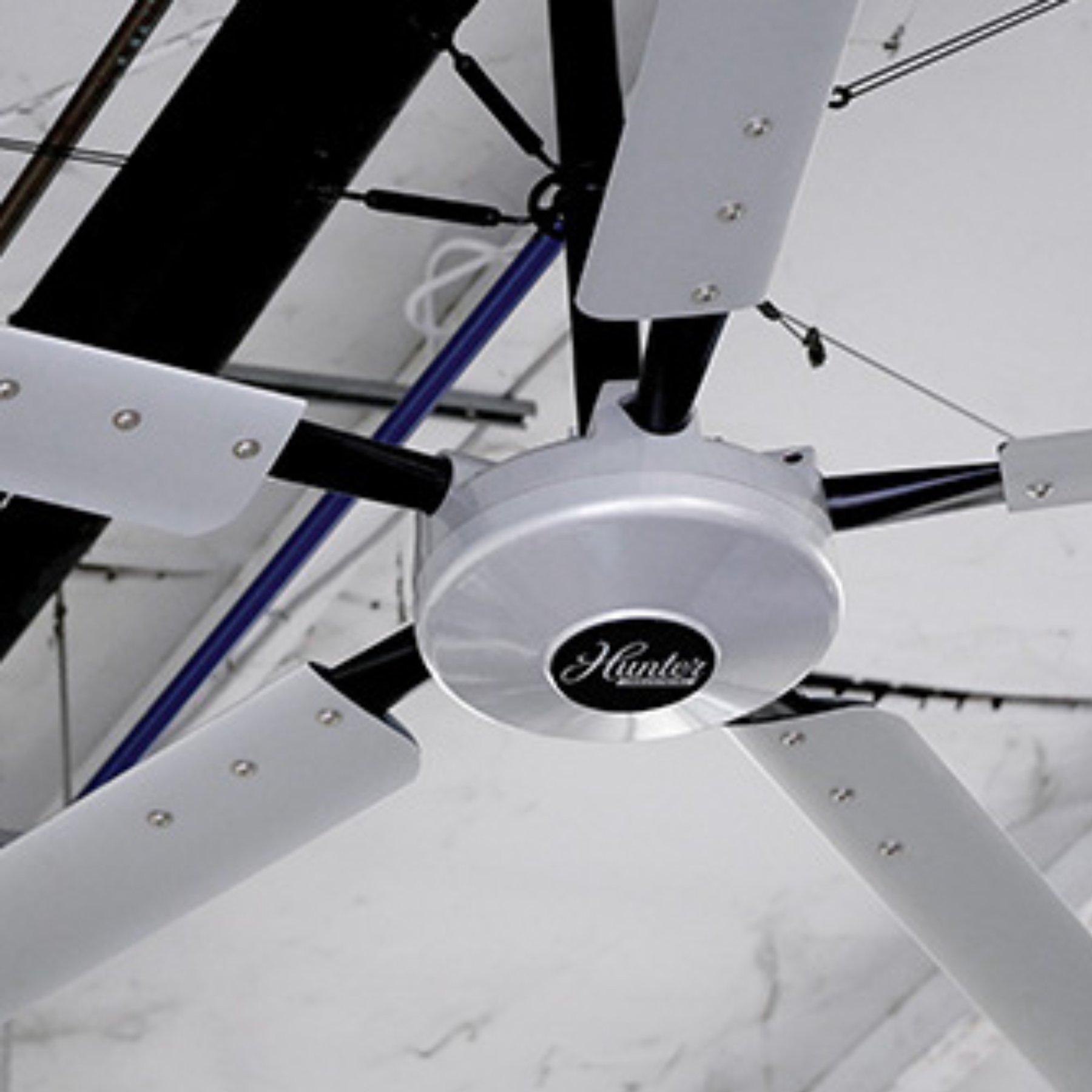 Moteur blanc Hunter vu de dessous sur le déstratificateur Titan d'un atelier alimentaire