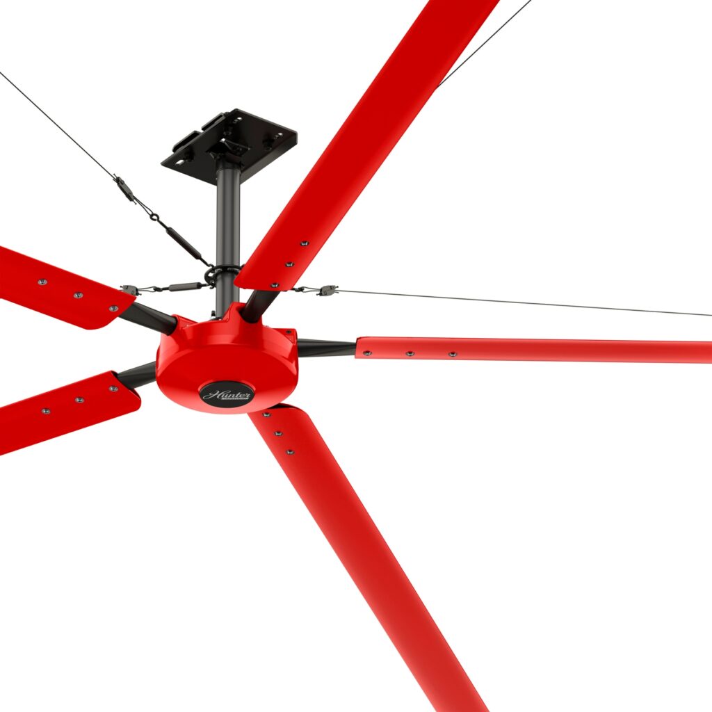 Déstratificateur Hunter Titan à pales rouges, vue produit de trois quarts sur fond blanc