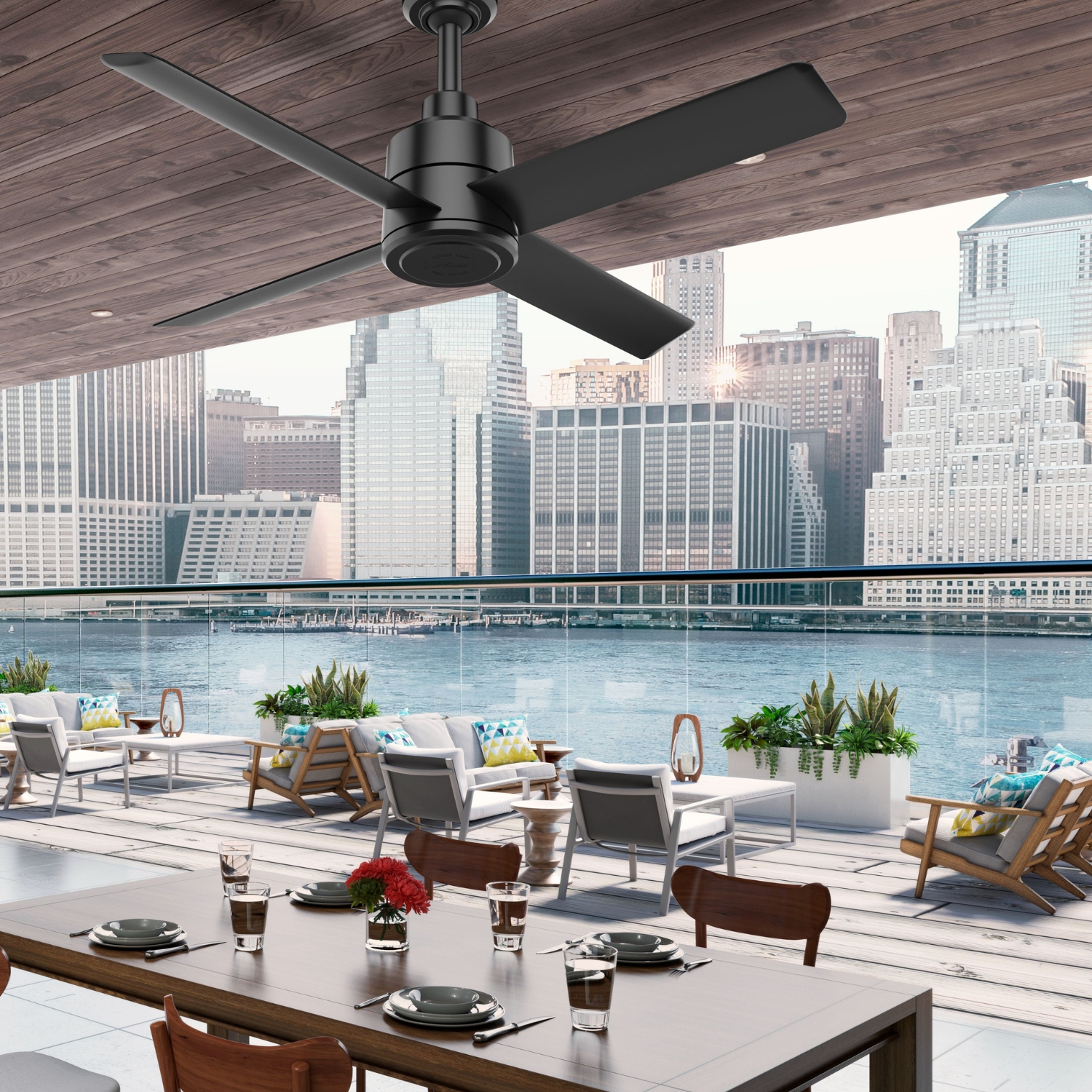Ventilateur Hunter TRAK Edge noir sur une terrasse de restaurant couverte