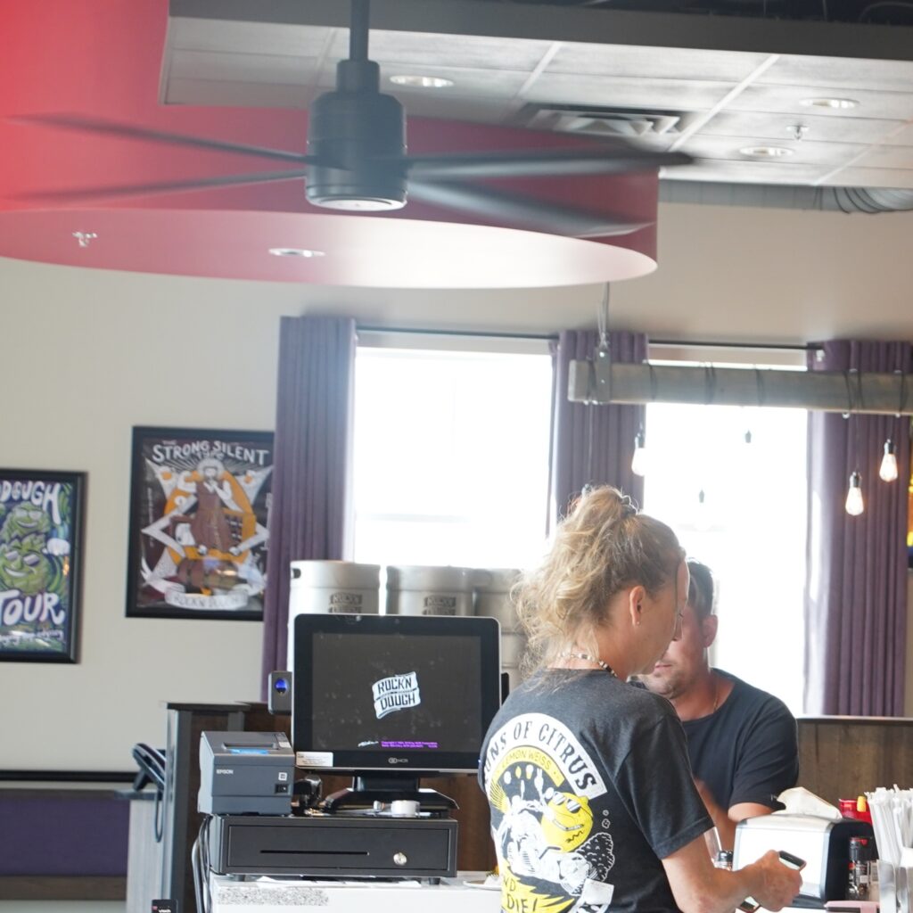 Ventilateur Hunter TRAK Edge au-dessus du comptoir d'une brasserie en plein service