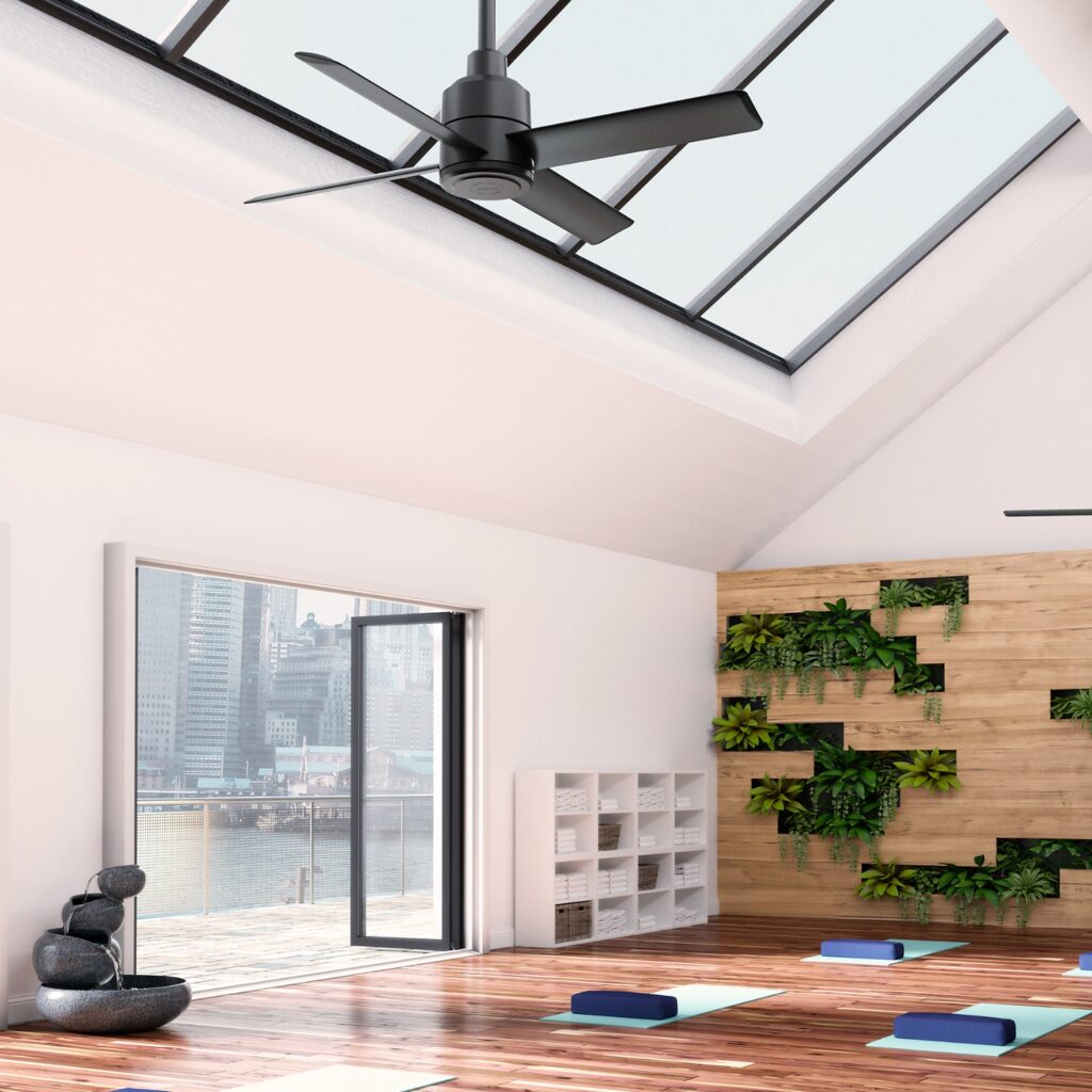 Ventilateur Hunter TRAK Edge dans un studio de yoga en espace tertiaire