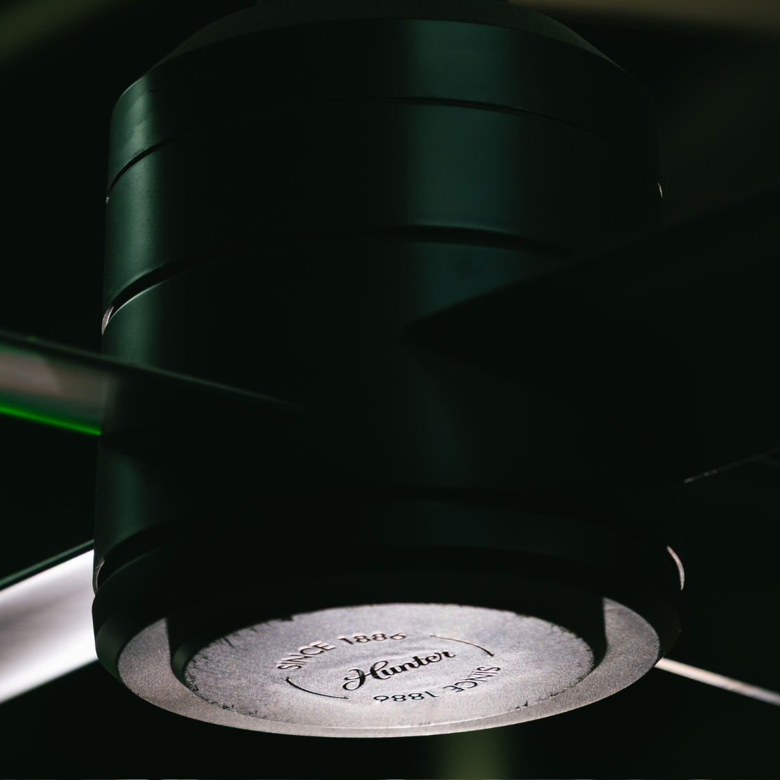Gros plan du carter moteur d'un ventilateur Hunter TRAK Edge portant le logo de la marque
