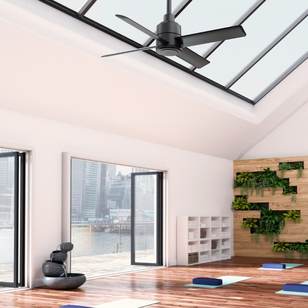 Ventilateur Hunter TRAK Edge sous le plafond cathédrale d'un studio bien-être au mur végétal