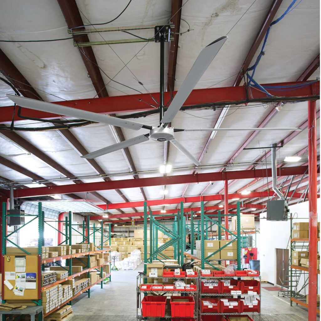 Ventilateur HVLS Hunter suspendu au-dessus des racks d'une plateforme de distribution