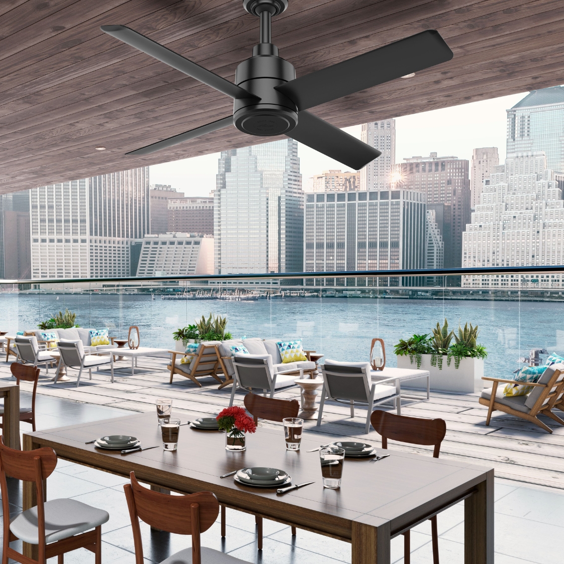 Ventilateur Hunter TRAK Edge noir dans un restaurant panoramique aux tables dressées