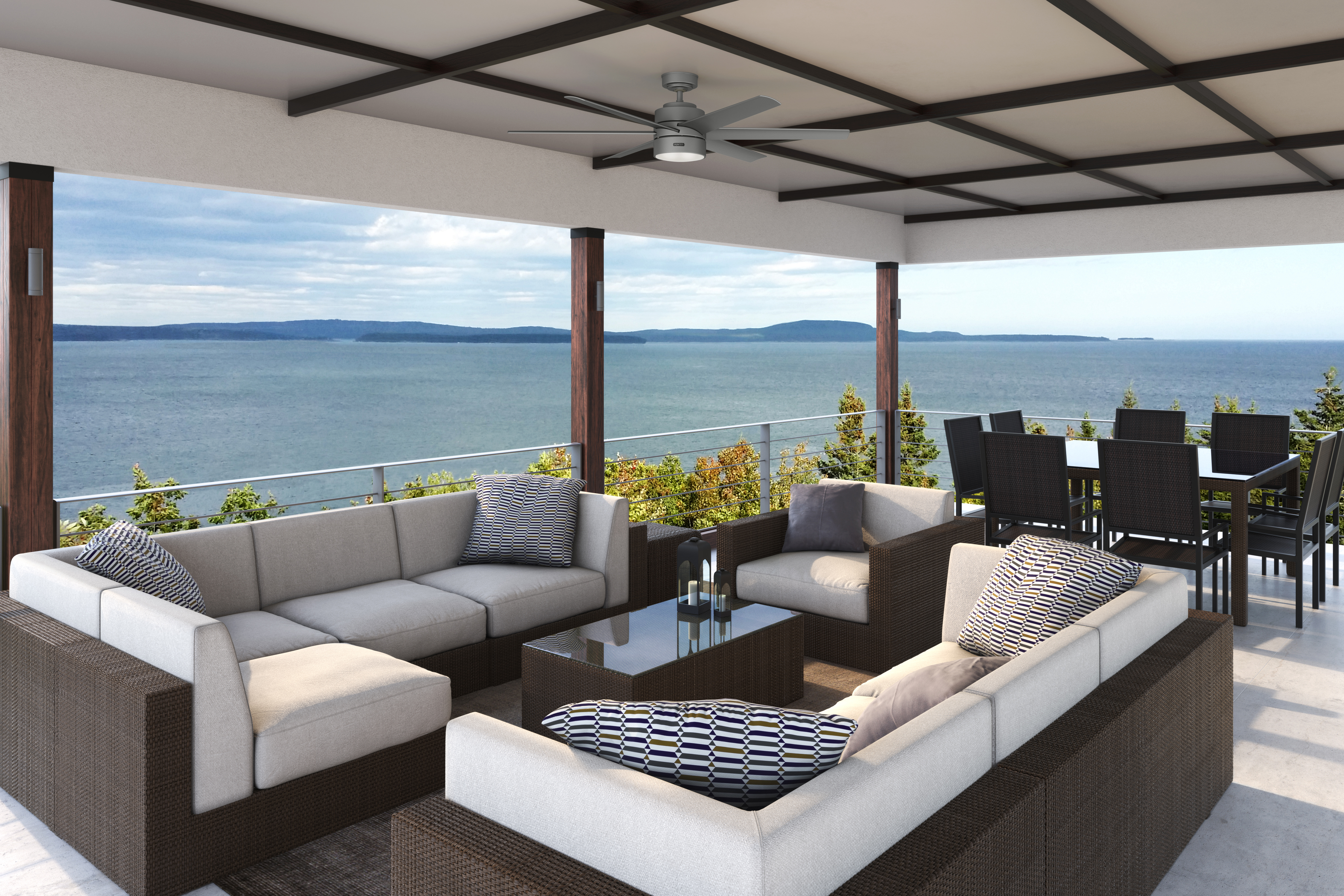 Ventilateur de plafond Hunter Solaria argent mat sous la terrasse couverte d'un salon face à la mer